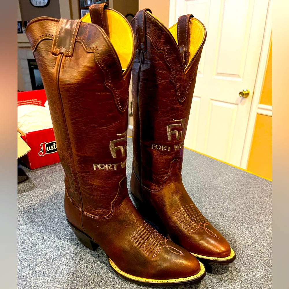 Women’s size 8c Justin Cowboy Boots with Fort Worth stitching
